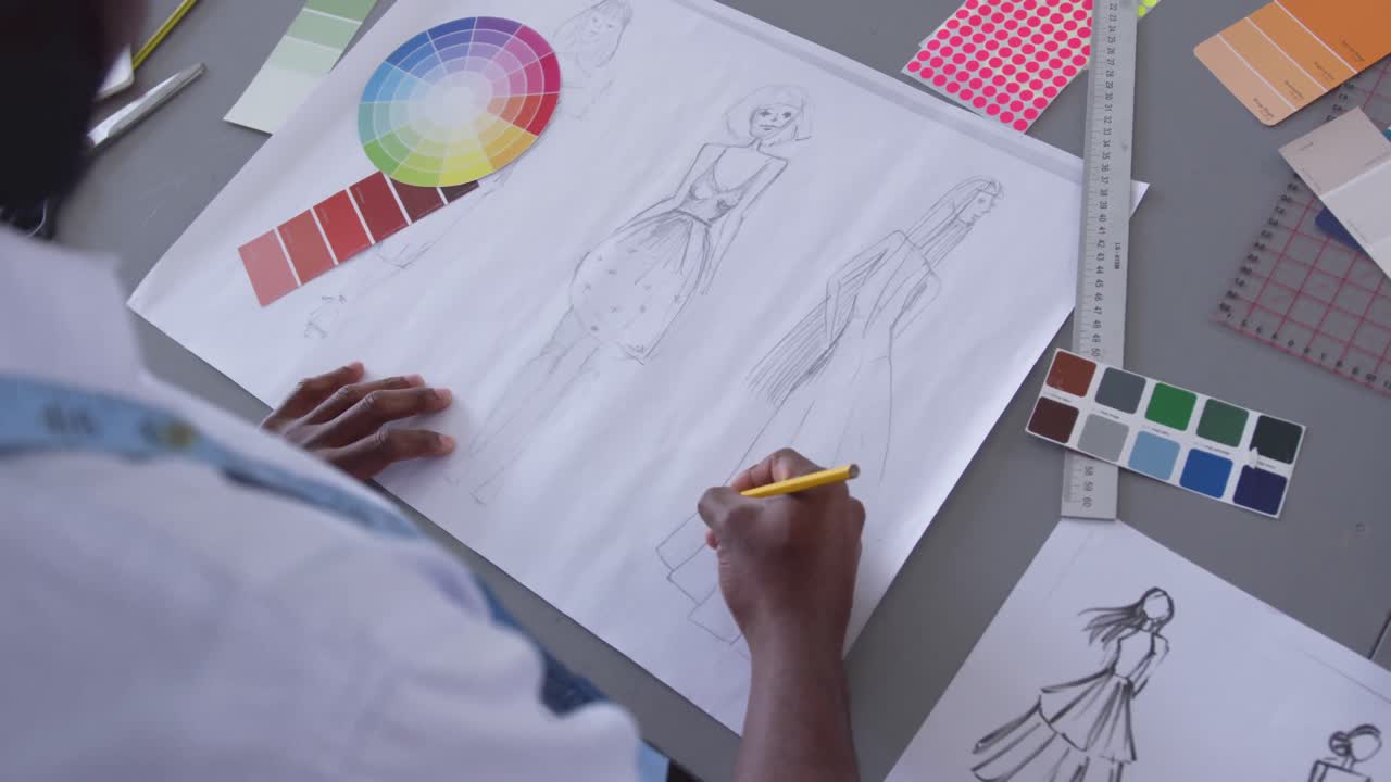 hombre de raza mixta dibujando en la oficina de moda