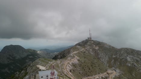 Wetterstationen-Und-Funktürme-Auf-Dem-Gipfel-Des-Berges-Lovćen-Bieten-Einen-Blick-Auf-Die-Bucht-Von-Kotor-Und-Die-Adria