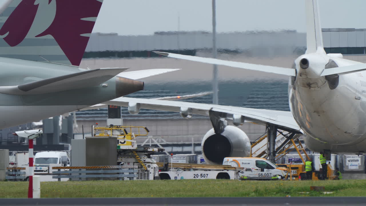 Qatar Airways Airbus A350 receiving air conditioning service