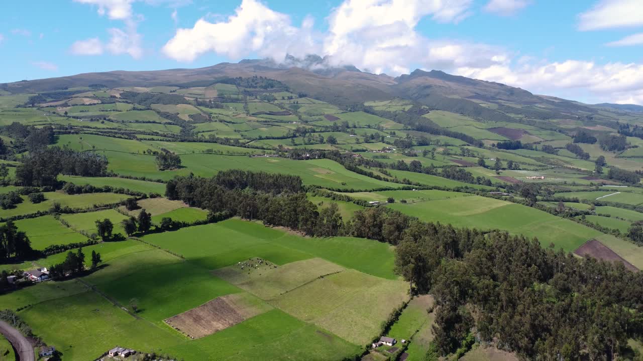 vuelo aéreo de drones sobre los campos en las laderas del volcán rumiñahui, toma de dolly en un día cálido con un cielo nublado