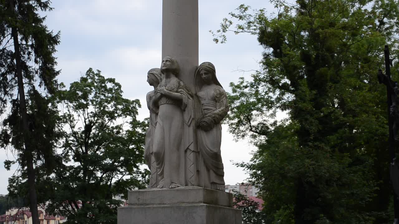 Croce contro il cielo. Leopoli, Ucraina. Il cimitero di Lychakiv, il complesso storico e commemorativo (dal 1991) a Leopoli nel quartiere storico di Lychakiv, uno dei cimiteri più antichi dell'Ucraina.