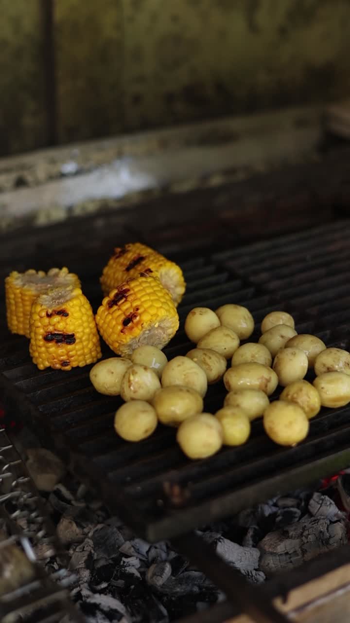 maíz a la parrilla y patatas en una barbacoa