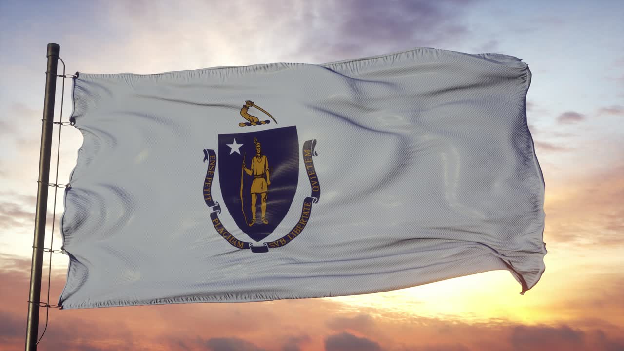 Bandiera del Massachusetts che sventola al vento contro un cielo profondo e bellissimo al tramonto