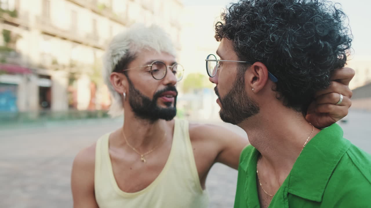 Dışarıda Sevgi Dolu LGBTQ Çift