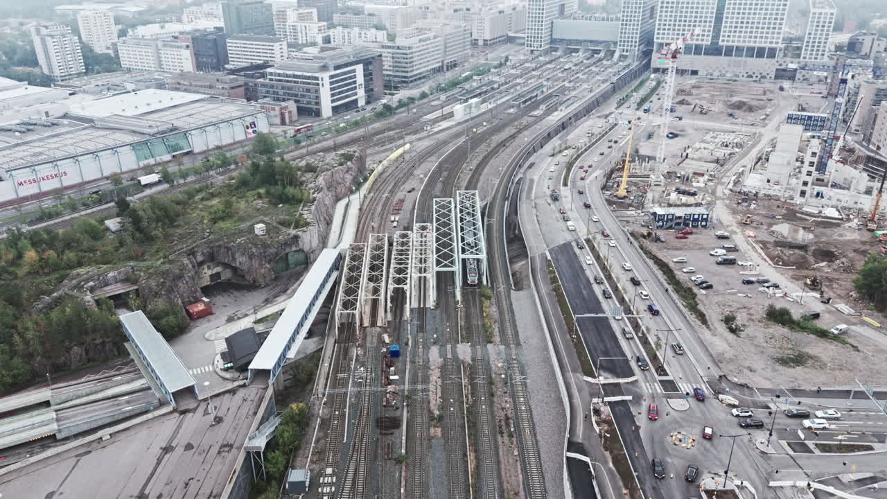 el tren llega a una gran estación en el centro comercial de tripla, pasila, helsinki, finlandia