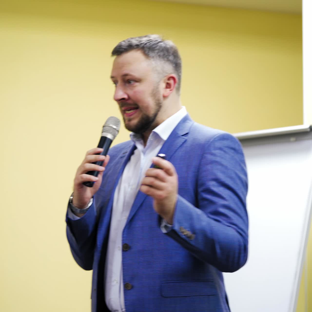 Relatore che parla di conferenza aziendale