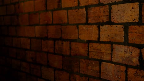 mujer con camiseta naranja de pie contra la pared 4k