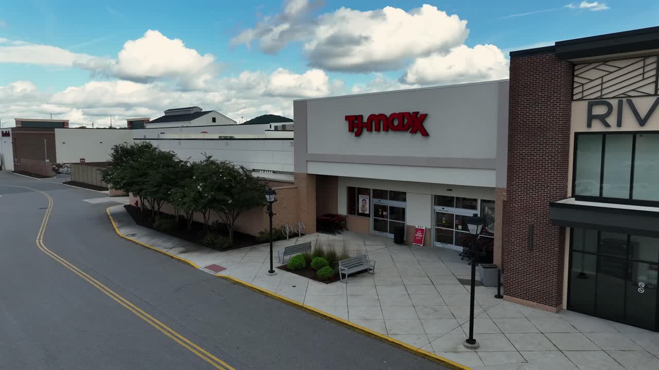 TJ Maxx Store Exterior