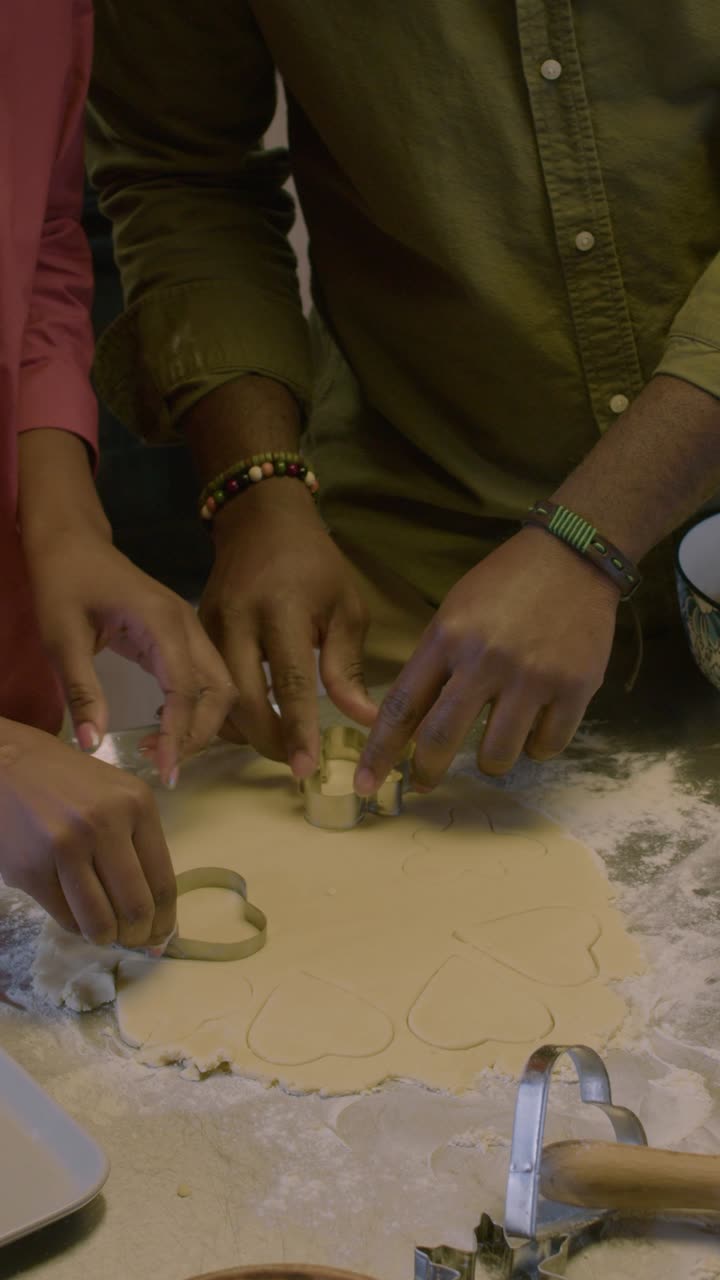 una pareja afroamericana en la cocina.