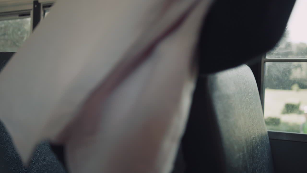 학업 후 창문에 앉은 인도 학생. 학교 버스에 탑승하는 소년.