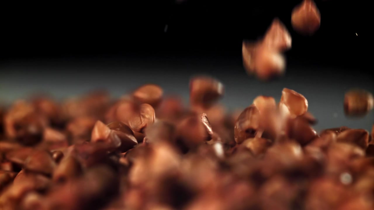 Caduta di grano saraceno crudo decorticato al super rallentatore