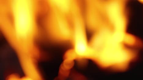 en la desfocación, una llama roja y naranja arde maravillosamente.
