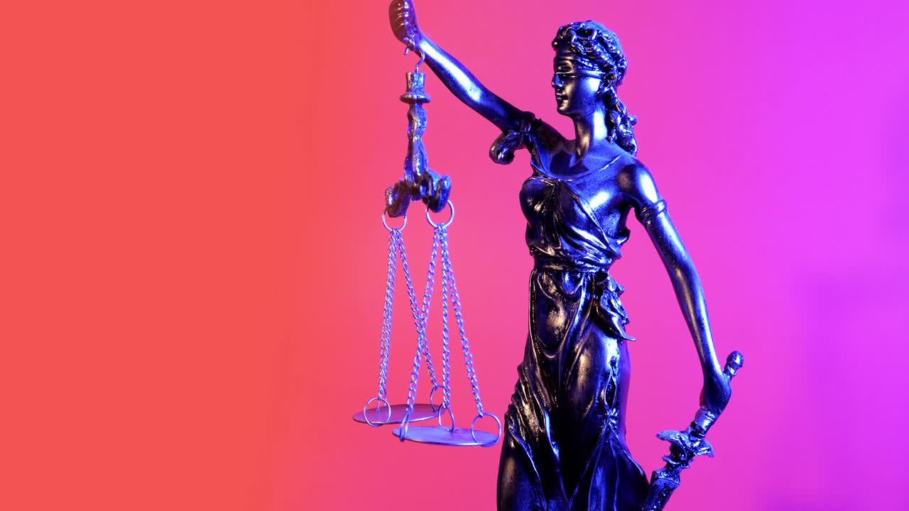Statua della Giustizia che ruota su uno sfondo vibrante rosso e viola