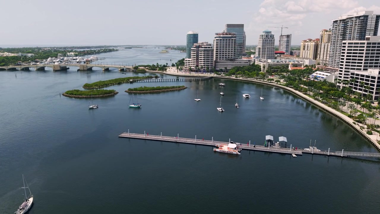 Vista aerea: Marina e skyline di West Palm Beach con yacht bianchi di giorno in Florida, USA, ripresa panoramica con drone