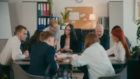 colegas multirraciales planeando la estrategia en la reunión en la oficina.
