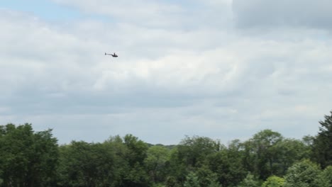 la cámara sigue un helicóptero de noticias de alta velocidad mientras vuela sobre un área rural