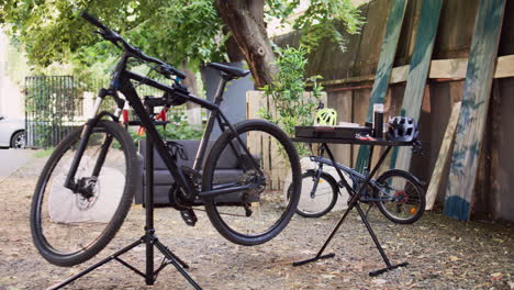 bicicleta rota cerca de la caja de herramientas afuera