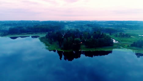 Luftüberflug-über-Einen-Natürlichen-See-Mit-Wald-Und-Nebel-Am-Morgen,-4k