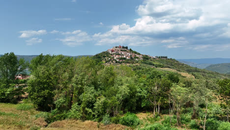 Aerial-view-approaching-the-Montona-d'Istria-Motovun-town,-in-sunny-Istria,-Croatia