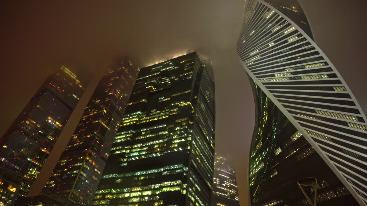 los rascacielos futuristas modernos de moscú el centro de la ciudad de moscú en la niebla por la noche, una vista ominosa de las torres del cielo de moscú y el centro de negocios