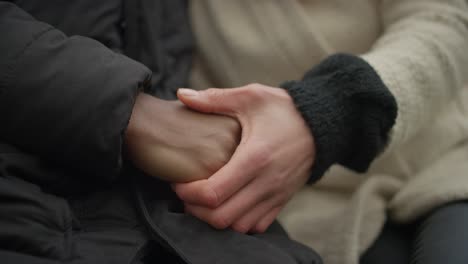 pareja sentada cogidos de la mano cu