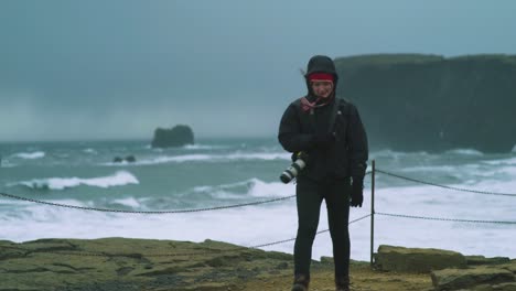 mujer en tormenta islandesa, viento fuerte