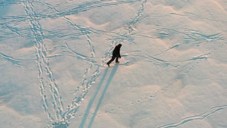 Die-Person-Genießt-Das-Eislaufen-Auf-Dem-Zugefrorenen-See-Während-Der-Goldenen-Stunde-Des-Wintersonnenuntergangs