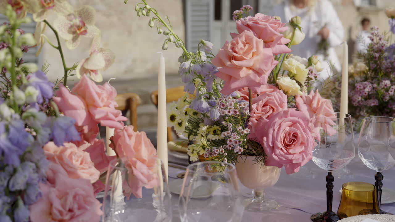 Mesa elegante al aire libre con arreglos florales