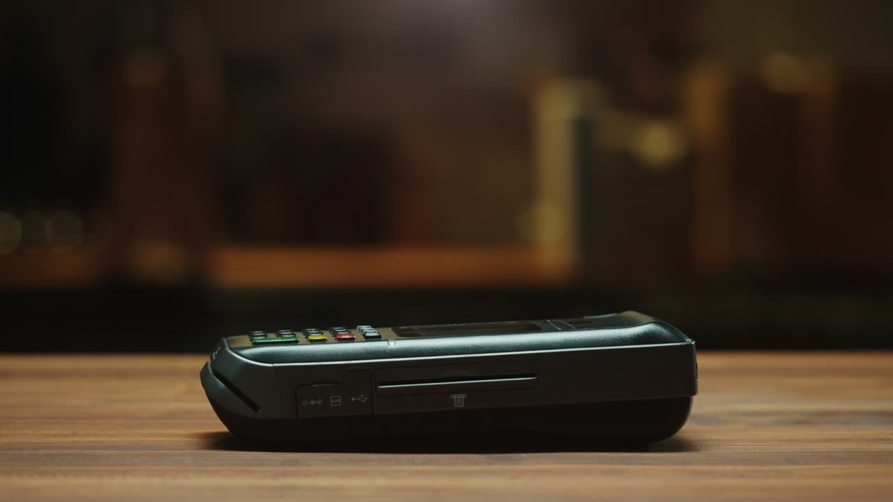 Pagamento com cartão de crédito em close-up. Compras sem contato em restaurante ou café. Conceito de pagamento sem toque e sem contato. Tecnologia NFC e terminal bancário