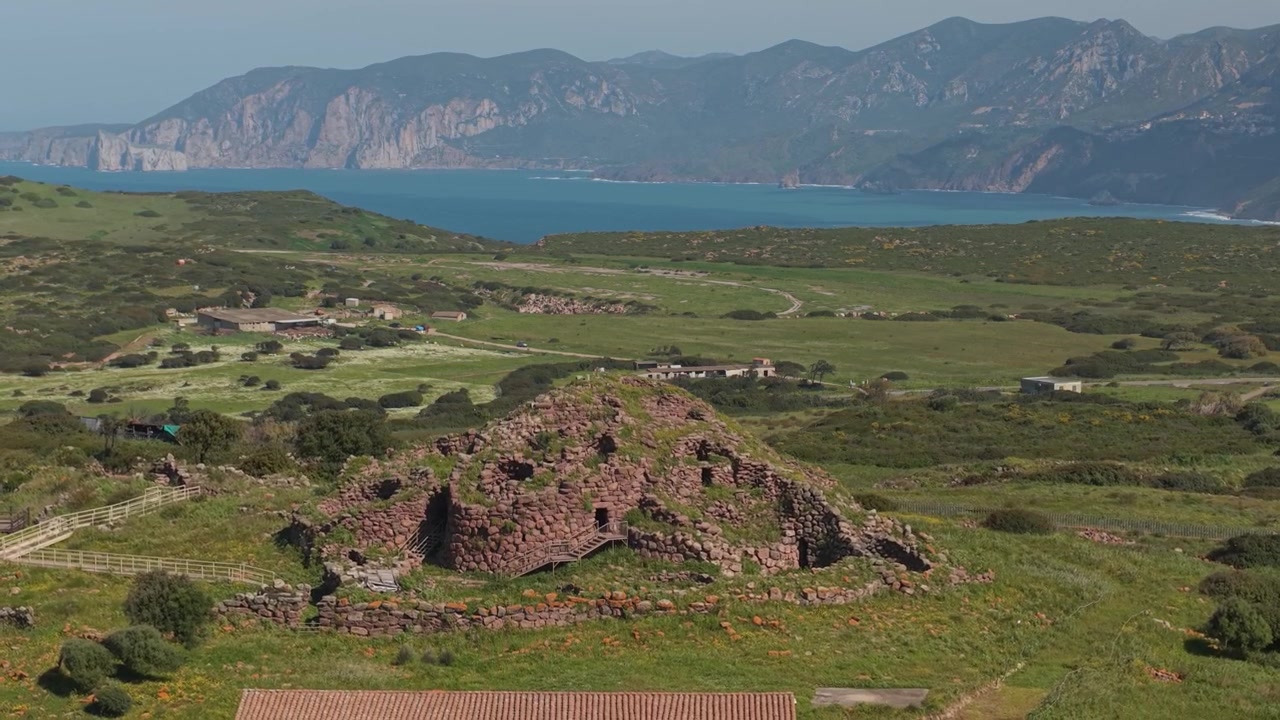 Nuragický komplex Seruci – pravěká archeologická lokalita s výhledem na Středozemní moře v Gonnesa, Sardinie, Itálie – letecký záběr z dálky