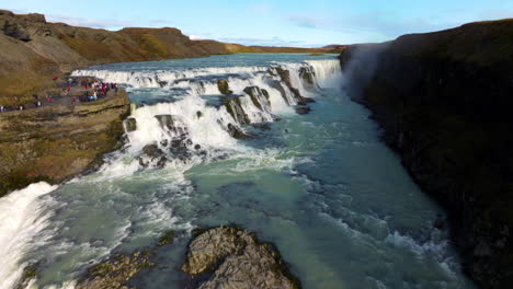 Luftaufnahme-Des-Gullfoss-Wasserfalls-Und-Des-Flusses-Hvita-An-Einem-Sonnigen-Morgen-In-Island