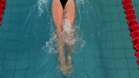 Mujer-En-Forma-Nadando-En-La-Piscina