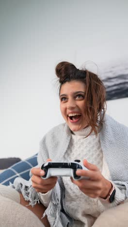 mujer jugando videojuegos en casa