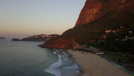 Amanecer-En-Praia-Do-Pepino-Con-Vistas-A-Una-Montaña