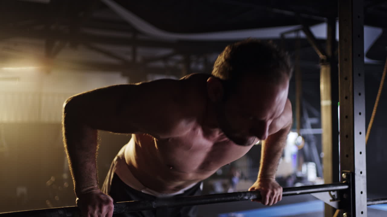 체육관에서 풀업을 하는 남자