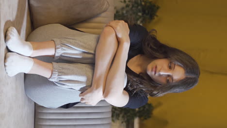 vídeo vertical de una joven deprimida sola en casa.