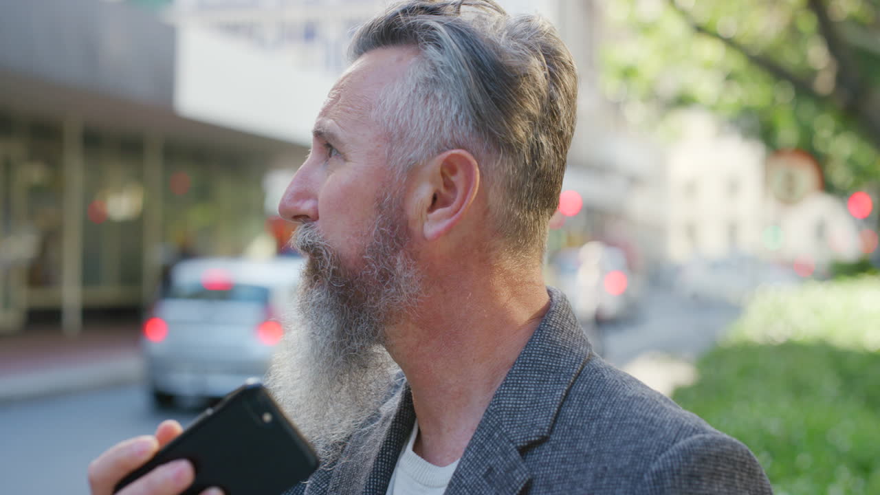 hombre maduro navegando con aplicaciones móviles en un teléfono