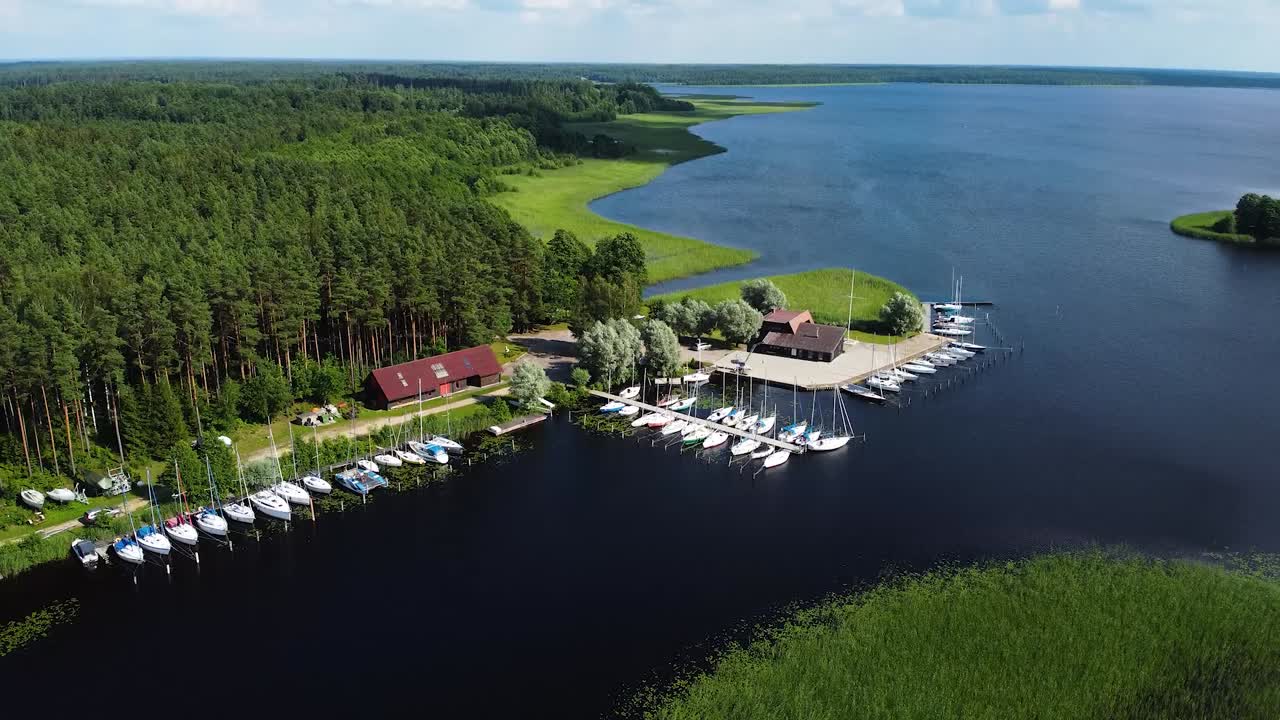 항구 드론 영상의 범선