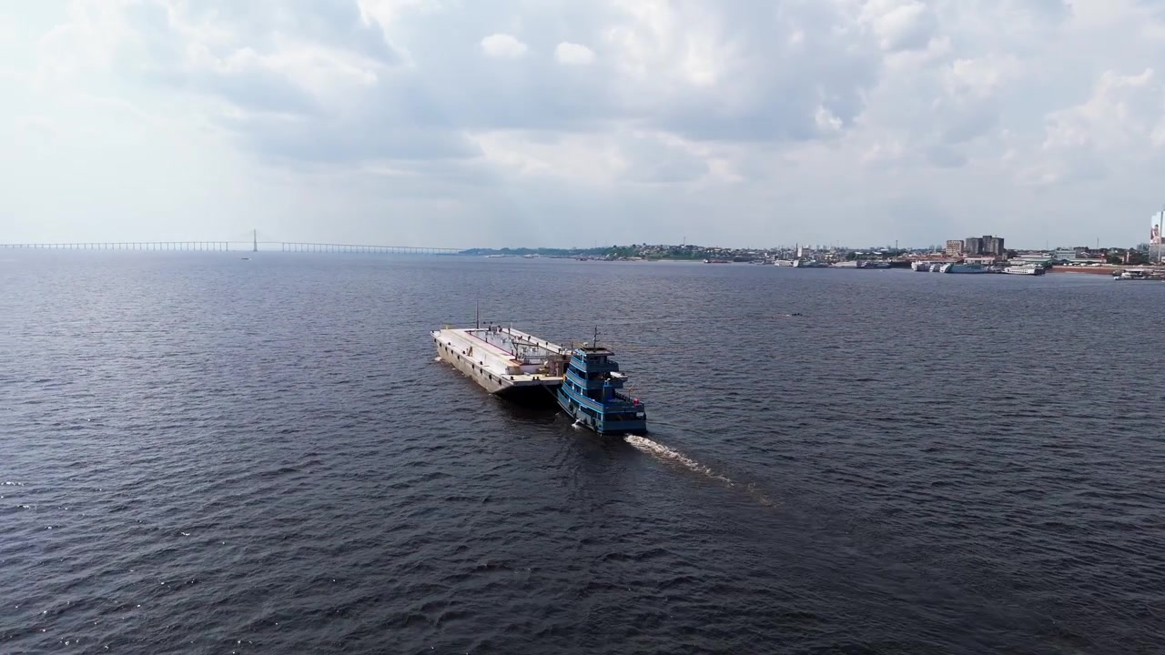 Brezilya'nın Manaus kenti yakınlarında açık suda itilen kargo mavnası. İç su taşımacılığı, deniz lojistiği ve ticari nakliye faaliyetinin havadan görünümü