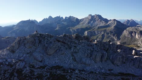 坐在多洛米特山峰上的徒步旅行者,山景全景