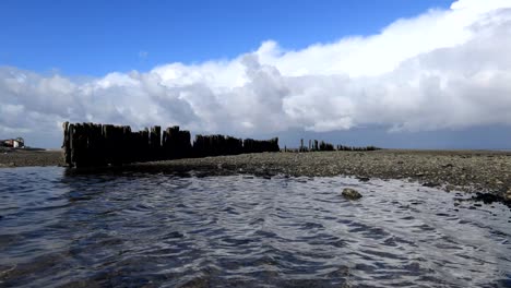 la bahía de morecambe es una piscina de tejas con cielo azul.