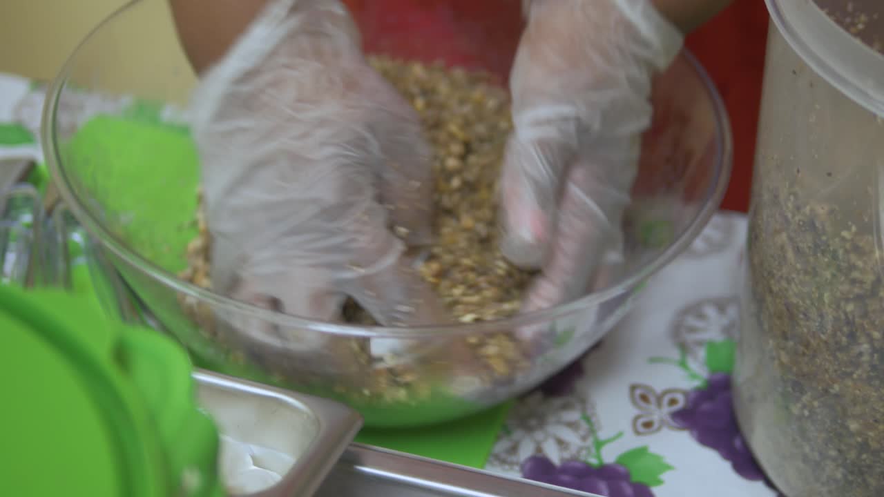 este video trata de preparar tacos veganos para comer