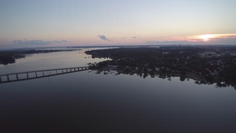 un vuelo de drones en el río elizabeth comenzando con el puente de churchland y haciendo una revelación del sol naciente