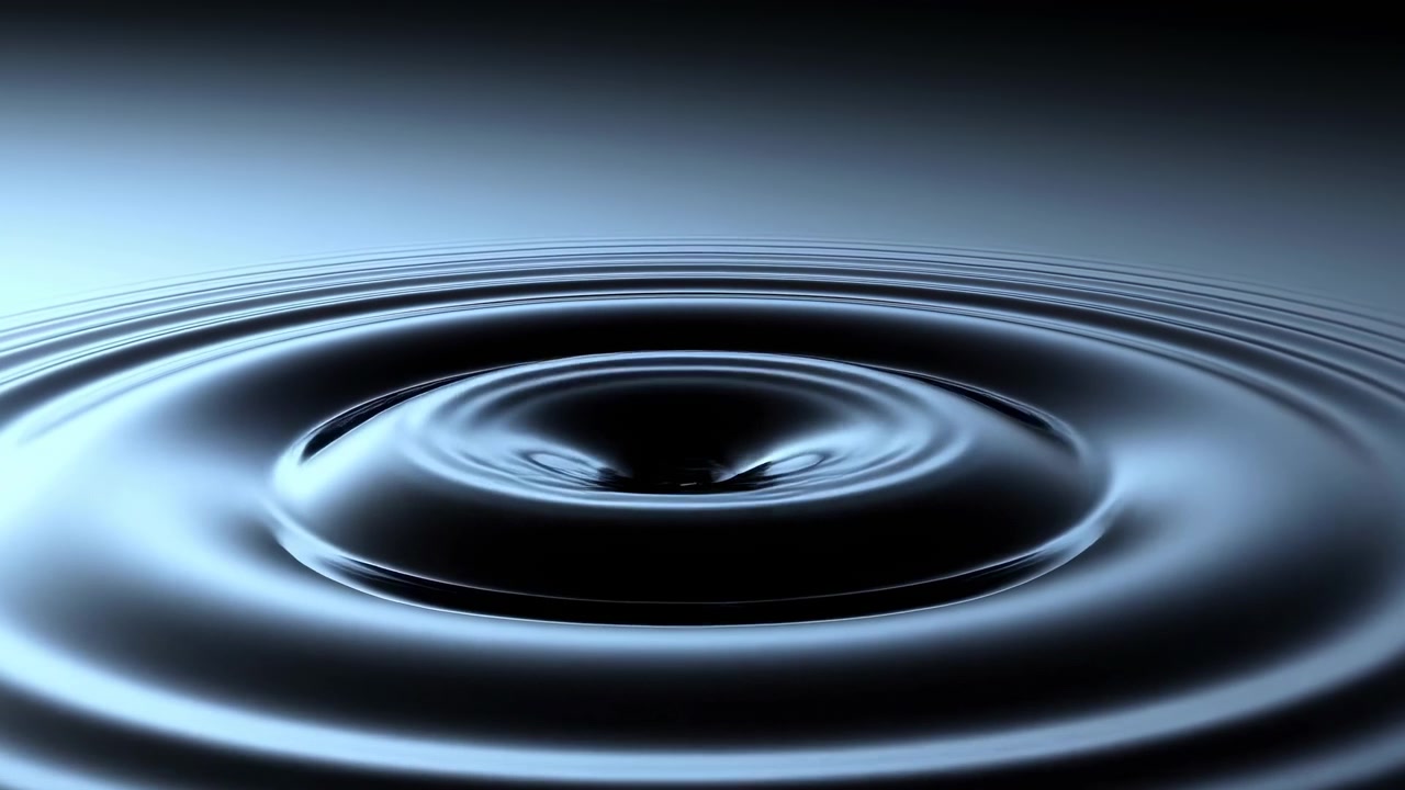 L'impatto di una goccia centrale forma increspature concentriche e una cavità poco profonda su acqua blu a specchio, con brillanti riflessi speculari, avvallamenti scuri, movimento circolare fluido e una superficie astratta pulita.