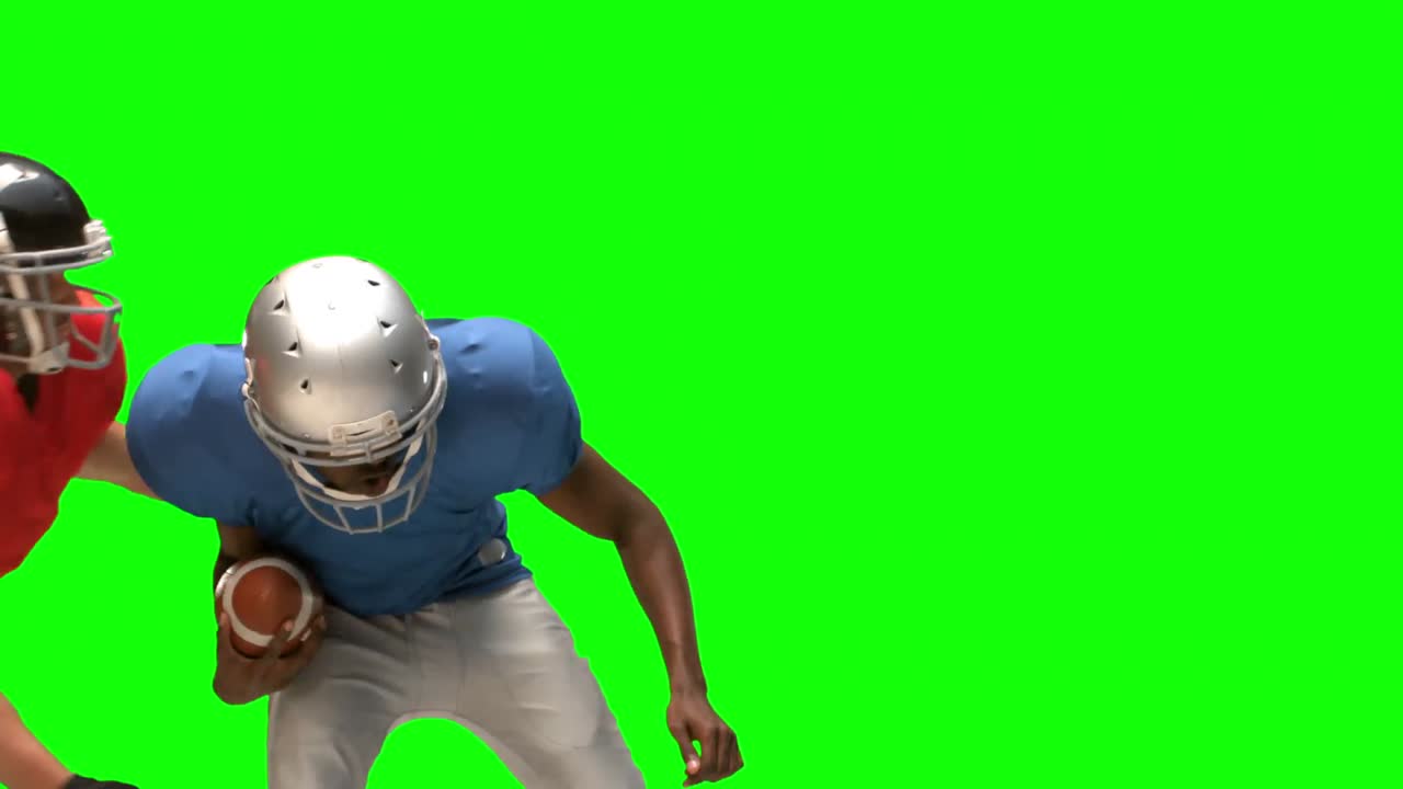Giocatore di football americano serio che placa per il pallone