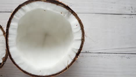 una rebanada de coco fresco en un paño de mesa
