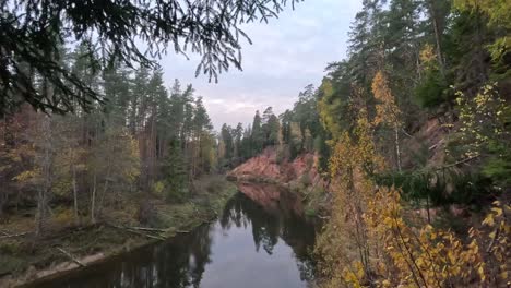 Nelku-Red-Sandstone-Cliffs-at-the-River-Salaca-in-Skanaiskalns-Nature-Park-in-Mazsalaca-in-Latvia,-Autumn-Time