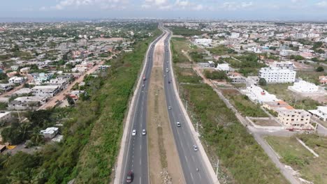 Sobrevuelo-Aéreo-Concurrida-Avenida-Ecológica-En-Santo-Domingo-Durante-El-Día-Soleado,-República-Dominicana