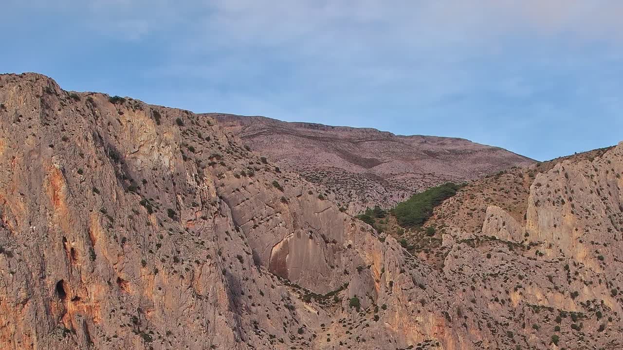 I sentieri escursionistici a Malaga, in Spagna, conducono a viste mozzafiato sulle montagne.