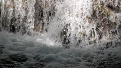 Caída-De-Cascada-De-Primer-Plano-En-El-Curso-Del-Río